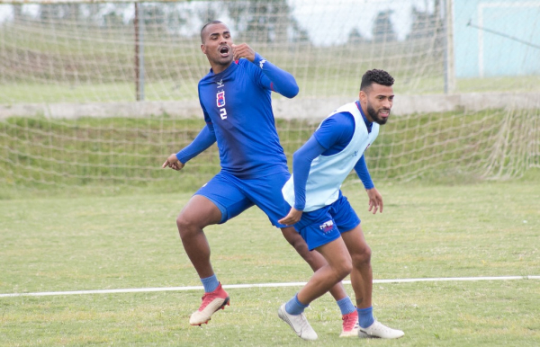 O volante Kaio (à direita): titular contra o FC Cascavel