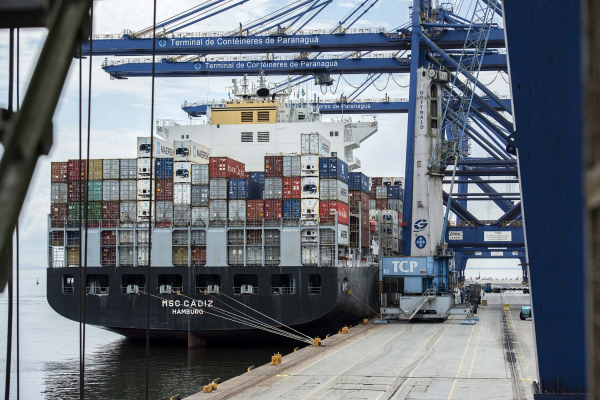Nos últimos dois meses, o Terminal de Contêineres de Paranaguá recebeu cinco embarcações com capacidade para carregar quase 12 mil unidades de contêineres