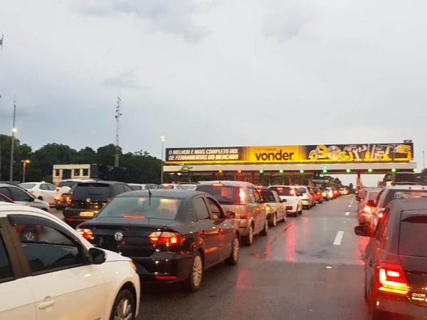 Filas grandes no pedágio da BR-277, rumo às praias