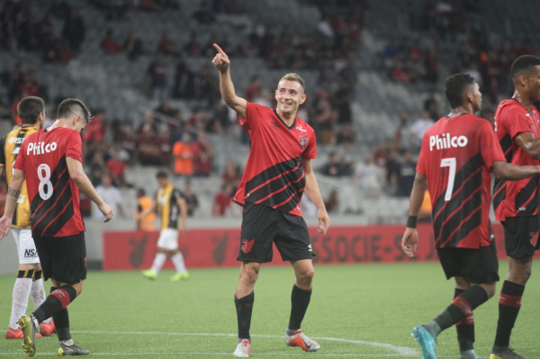 Marco Ruben comemora gol em amistoso na Arena