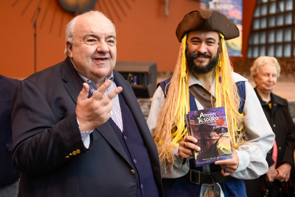 O pesquisador Marcos Juliano fez a apresentação vestido como um pirata