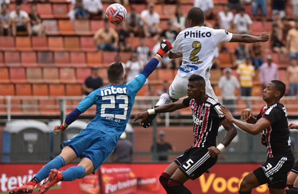 Luiz Felipe cabeceia e marca o primeiro gol do Santos