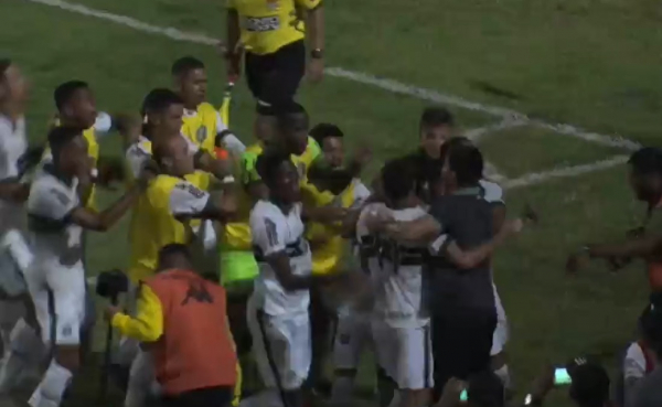 Jogadores do Coritiba comemoram gol