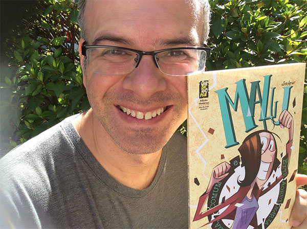 O escritor curitibano José Aguiar com o livro ‘Malu: pequena, comum e extraordinária’