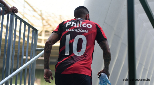 Lucho com a camisa comemorativa