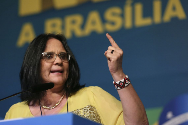 Damares: proposta de homenagem foi apresentada por deputado Francischini