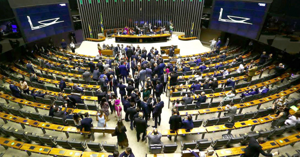 Câmara: quinze partidos estão ameaçados