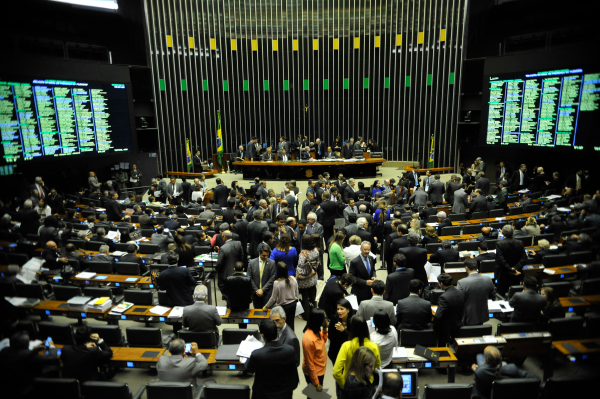 Câmara: líderes planejam aprovar uma lei que limite doações e combata a infidelidade partidária