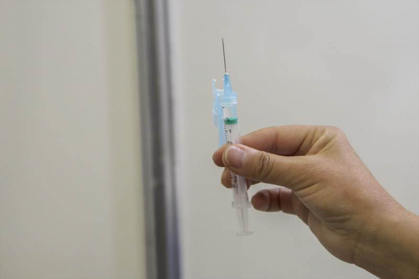 No Paraná, mais de seis milhões de adultos já tomaram a vacina até ontem: taxa de ocupação de UTIs cai