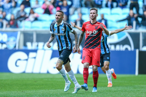 Léo Pereira, contra o Grêmio: único titular da defesa que atuou
