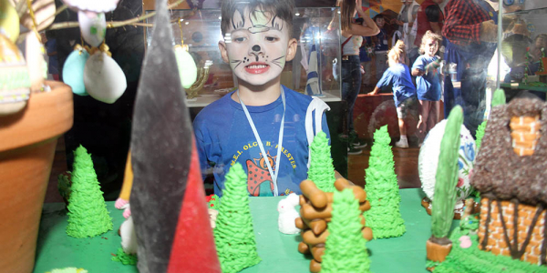 Casinhas feitas de bolachas: exposição apresenta a Páscoa das etnias de Curitiba