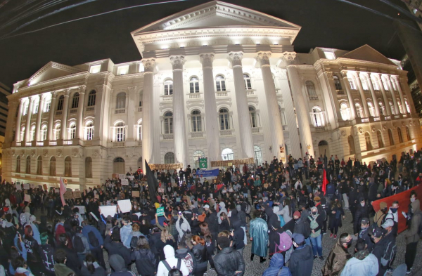 Protesto contra o racismo na praça Santos Andrade, nesta segunda-feira
