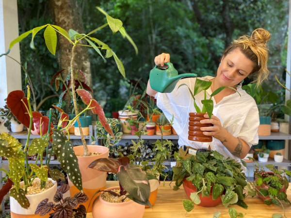 Gabriela Heringer, sócia do ateliê de cerâmicas e curadoria de plantas Studio Lily