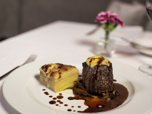 Filé mignon grelhado com gorgonzola dolce, molho de cogumelos e batata gratin.