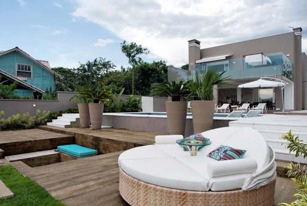 Lounge ao ar livre é a proposta deste projeto assinado por Daniela Barranco. A arquiteta valoriza o ambiente externo do imóvel, que leva a uma pequena faixa de areia e ao mar