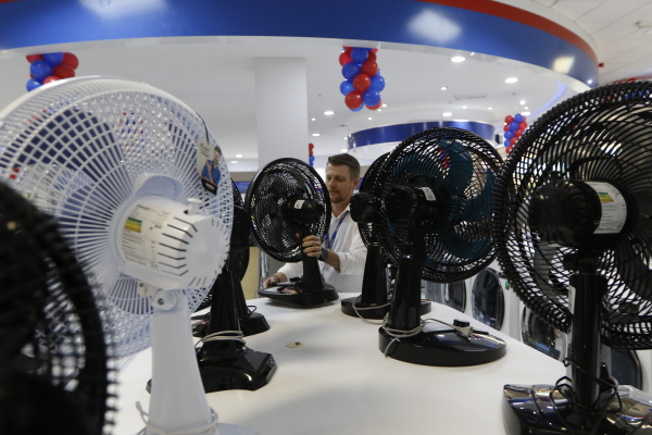 Lojas em rede de Curitiba: nas vitrines, saem os produtos do Natal e do Ano Novo e entram os ventiladores