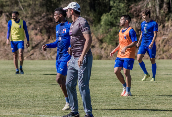 Allan Aal prepara o time para a estreia na Série B: dúvidas