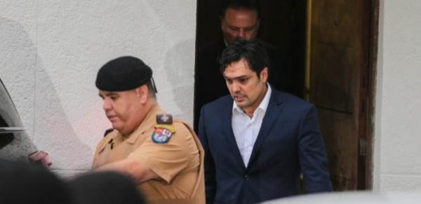 Carli Filho deixa a sessão do júri popular