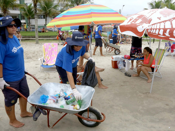 Em dois meses de temporada, a empresa já retirou das areias 570 toneladas de resíduos dos tipos mais diversos