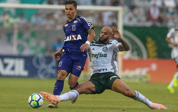 O meia Alesson, do Paraná Clube, disputa lance com Felipe Melo, no Brasileirão 2018