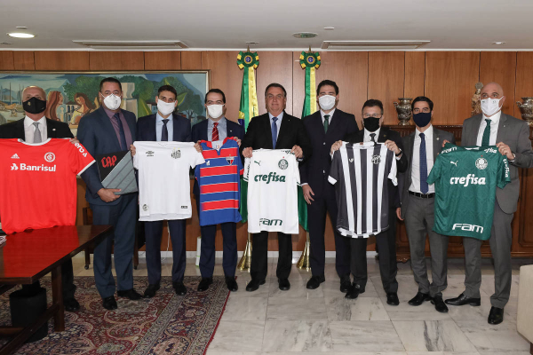 Bolsonaro recebe representantes de clubes