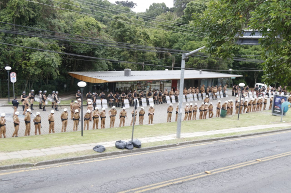Após ocupação da Assembleia por manifestantes, votação foi transferida para Ópera de Arame, com esquema de segurança reforçado