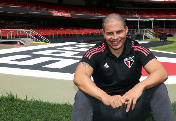 Alex é apresentado pelo São Paulo