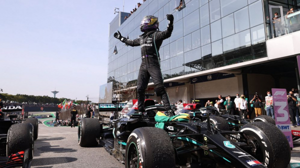 Hamilton comemora a vitória no GP do Brasil