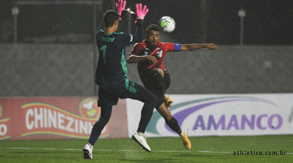 Mingotti enfrenta o Flamengo, no CT do Caju