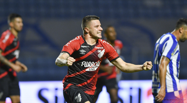 Renato Kayzer comemora gol contra o Avaí, na Ressacada
