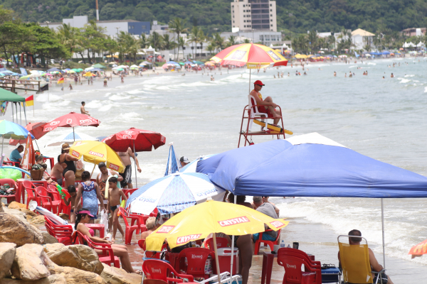 Na areia, os 91 Postos de Guarda-Vidas do Corpo de Bombeiros registraram queda de 27% dos casos de afogamentos.