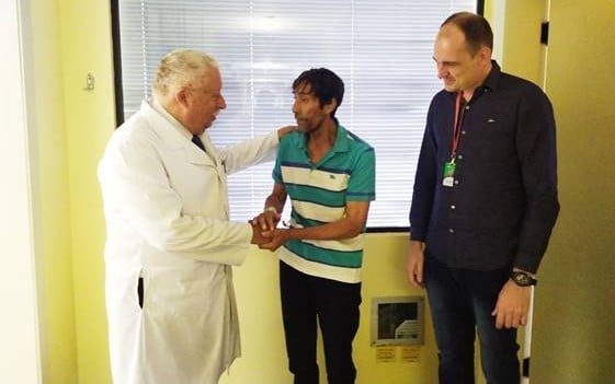 Reinaldo de Goes com Marco Caron, diretor do Hospital Angelina Caron, e Frederico Barth, cirurgião responsável