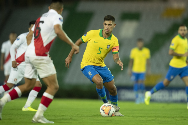 Bruno Guimarães contra o Peru: capitão