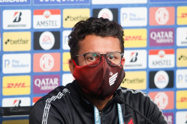 O técnico Alberto Valentim, do Athletico