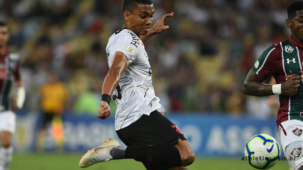 Madson chuta para marcar o primeiro gol do Athletico na 'sintética' do Maracanã