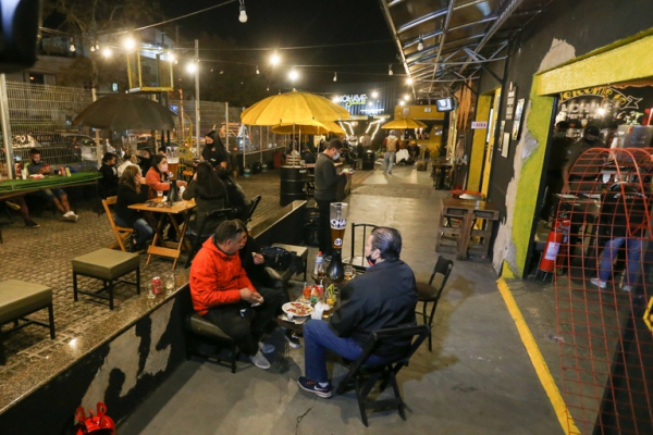 Atualmente, restaurantes só podem funcionar com consumo no local até às 20 horas