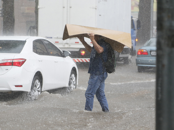 Na quinta-feira, um temporal alagou diversas ruas da Capital