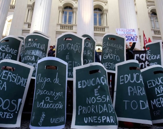 UFPR: ato contra corte de verbas