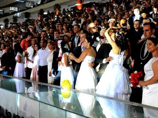 Foto do casamento coletivo realizado em 2018, na Arena da Baixada