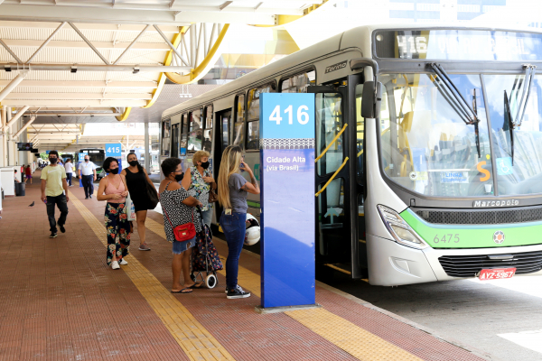 Operação investiga fraude em licitação do transporte coletivo de Maringá.