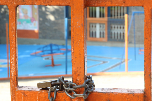Escolas estão fechadas desde março de 2020