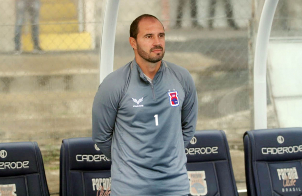 O técnico do Paraná, Allan Aal: "Temos que decidir da melhor forma possível"