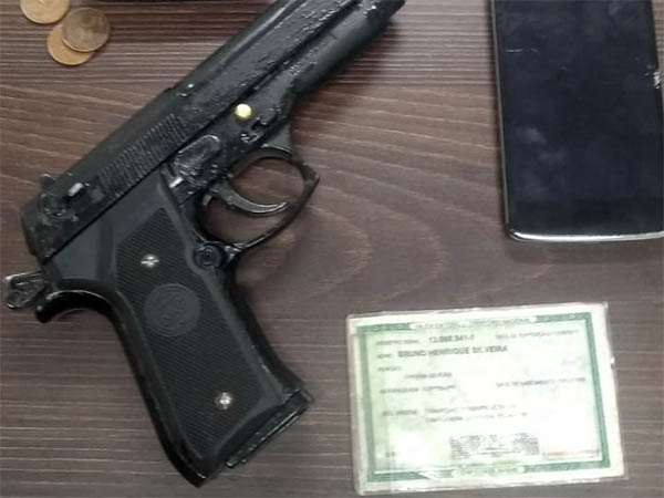 A arma e outros objetos apreendidos do agressor