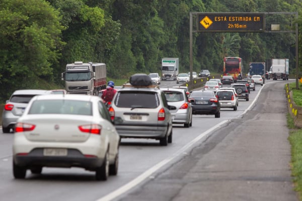 Trânsito lento nas estradas de Santa Catarina para Curitiba