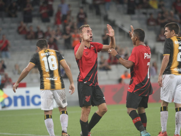 Marco Rúben comemora com Rony o primeiro gol do Athletico sobre o Guaraní