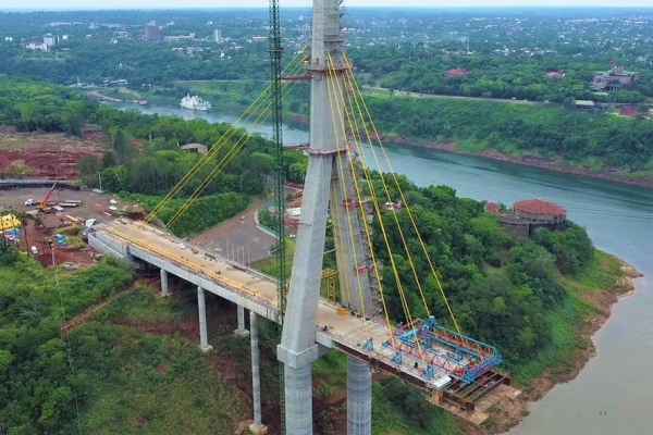 Imagem da Ponte da Integração, em construção em Foz do Iguaçu