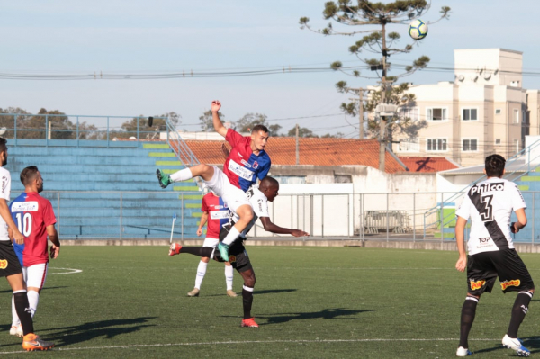 Paraná x Ponte Preta no Estádio do Pinhão