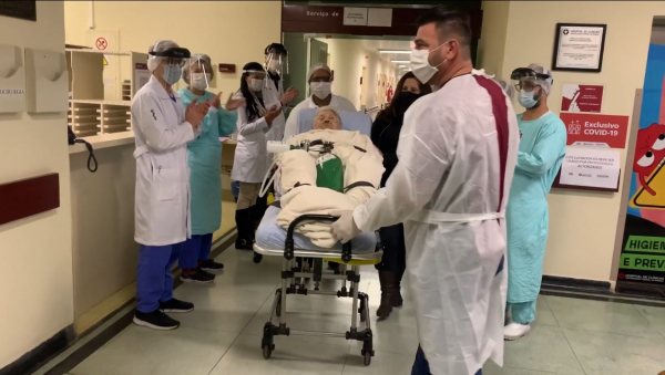 Senhora foi a mais idosa recuperada até agora no Hospital das Clínicas da Universidade Federal do Paraná,