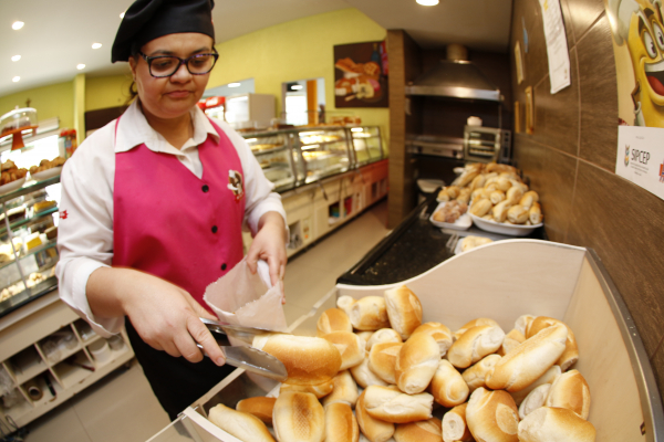 Pãozinho francês em destaque no Dia do Pão: 22,5% mais barato hoje