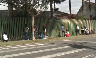 Calouros pintam muros de escolas: interação com a sociedade
